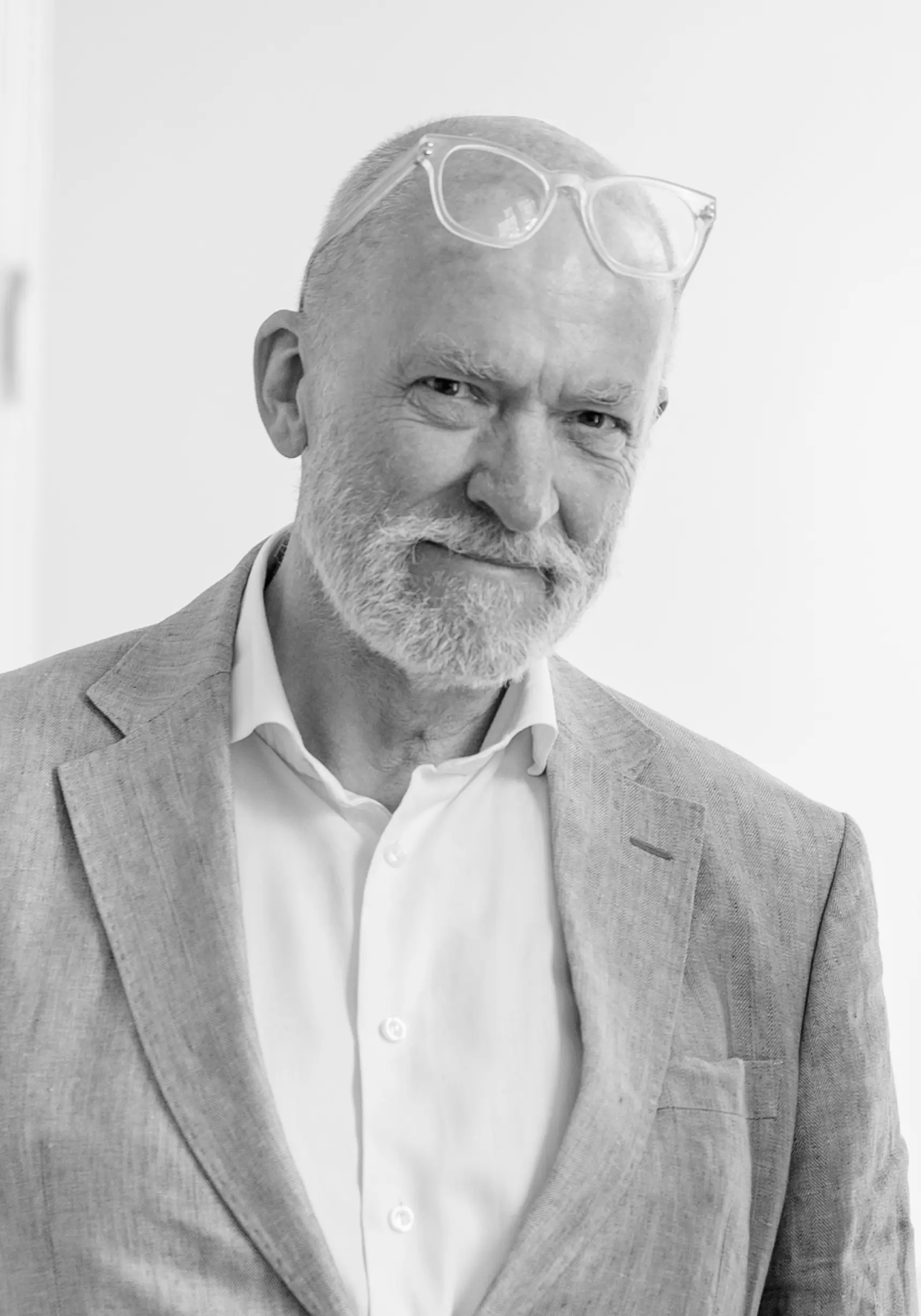 Jens Bertelsen er arkitekt ved tegnestuen Arkitekt Bertelsen, som er specialiseret i kulturarv. Derudover er Jens Bertelsen redaktør og bogtilrettelægger, hvor en af de seneste udgivelser er bogen om netop Lauritz De Thurah, som er arkitekten bag Eremitageslottet. For Jens Bertelsen har formidling gennem bøger og hans arbejde som arkitekt altid hængt sammen, hvor restaurering af kulturhistoriske bygninger har været i fokus. Jens Bertelsen kommer med stærk viden til arkitektursalonen, da han har baggrund som tidl. Kongelige bygningsinspektør, er censor ved kongelige kunstakademi og vundet præmier for restaurerings projekter af bl.a. Kaperstalden i Dyrehaven og Folketeatrets foyer.