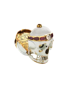 5044_Balsambøsse som dødningehoved af guld og hvid emalje med rubiner. Indvendigt svamp og 6 rum til