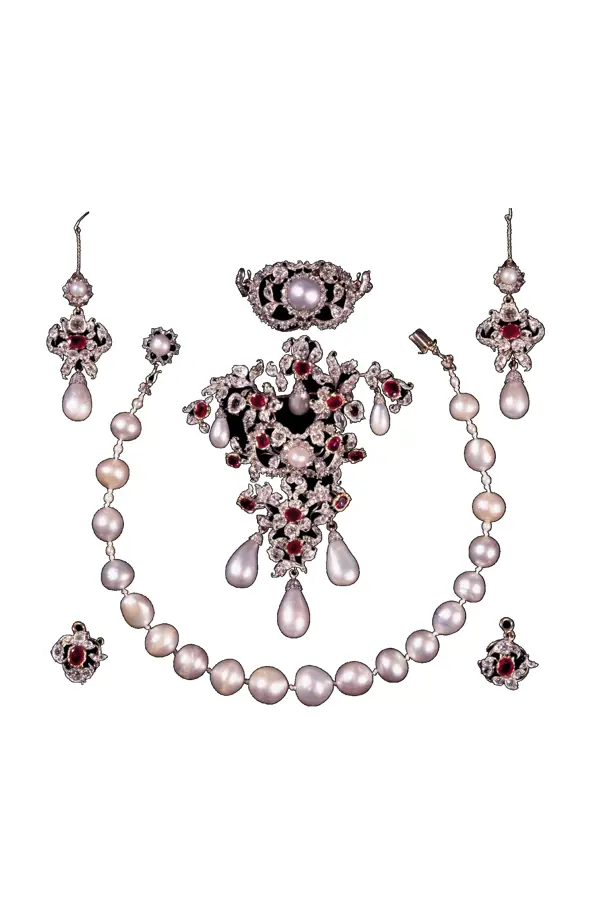 The pearl-ruby set
