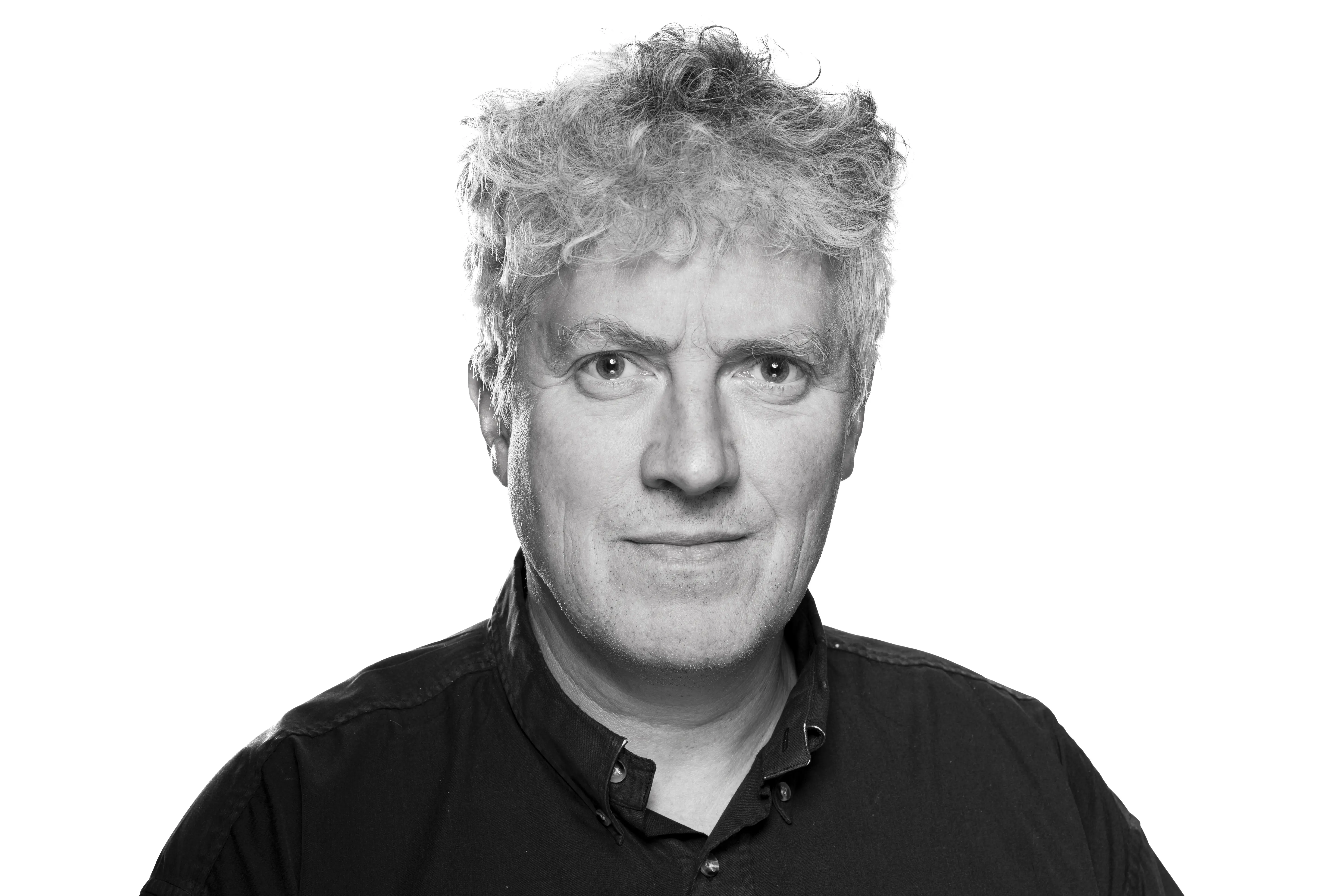 Holger er uddannet arkitekt og i kunsthistorie. Han er kunst- og arkitekturredaktør på Berlingske og forfatter til en række bøger, hvor han undersøger og formidler interessen for arkitektur – og hvilke principper og hemmeligheder, der gemmer sig bag. Med stort engagement og skarpt blik gør han arkitekturen tilgængelig for alle, og deltager gerne i den levende debat om byernes udvikling og udformning.