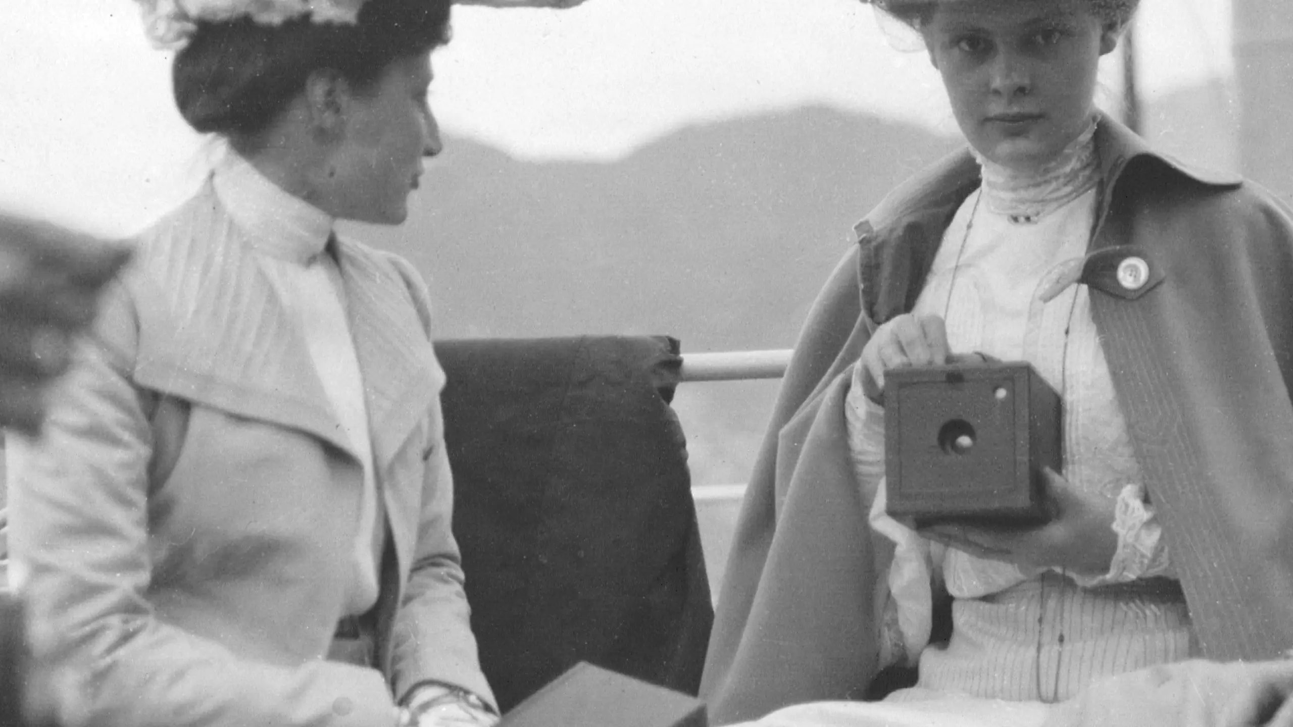 5. juni 1904. Prinsesse Thyra af Danmark og Hertuginde Cecilie af Mecklenburg-Schwerin på Traunsee i Gmunden i anledning af Storhertug Friedrich Franz IV’s bryllup. Fotograferet af den senere Dronning Alexandrine.