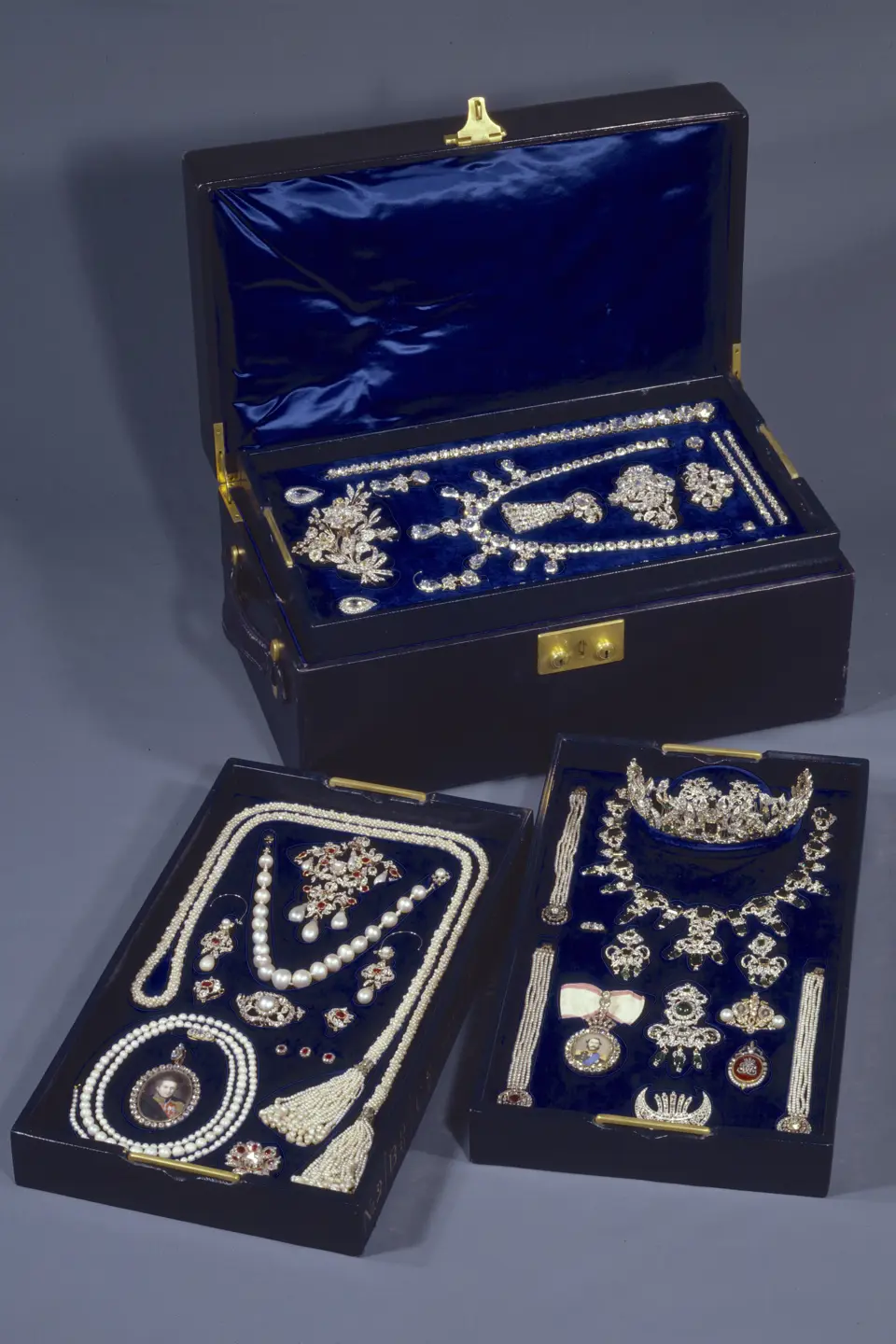 Transport case with jewellery